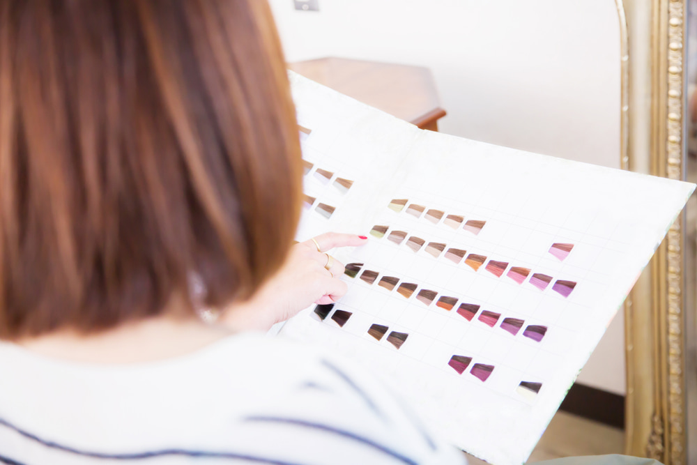ปรึกษาช่างเกี่ยวกับประวัติการฟอก ดัด และยืดก่อนทำสีผม